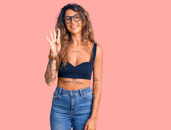 Mujer Hispana Joven Con Tatuaje Usando Ropa Casual Gafas Mostrando —  Fotos de Stock