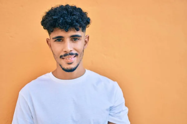 Jovem Árabe Homem Sorrindo Feliz Encostado Parede Rua Cidade — Fotografia de Stock