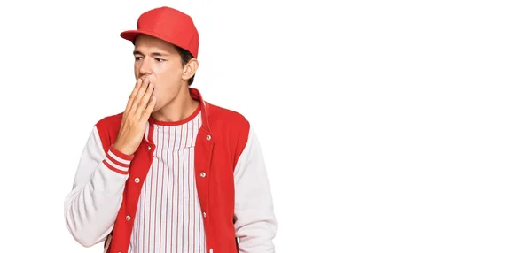 Bonito Caucasiano Vestindo Uniforme Beisebol Entediado Bocejo Cansado Cobrindo Boca — Fotografia de Stock