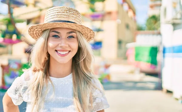 Junge Kaukasische Touristin Lächelt Glücklich Beim Spazierengehen Auf Jahrmarkt — Stockfoto