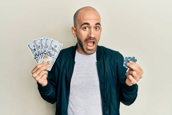 Hispanic Skallig Man Spelar Poker Innehar Dollar Sedlar Skeptisk Och — Stockfoto