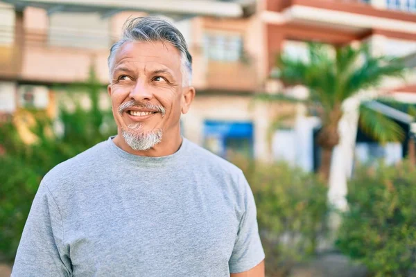 Homem Hispânico Cabelos Grisalhos Meia Idade Sorrindo Feliz Parque — Fotografia de Stock