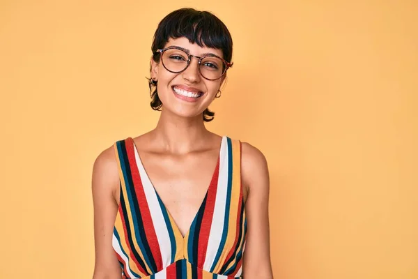 Vacker Brunett Kvinna Bär Casual Kläder Och Glasögon Ser Positiv — Stockfoto