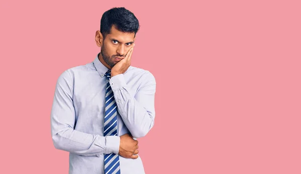 Junger Lateinischer Mann Businesskleidung Der Müde Und Gelangweilt Mit Verschränkten — Stockfoto