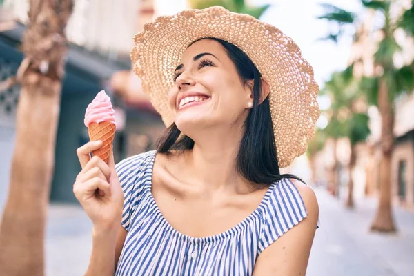 若いですラテン観光の女の子オン休暇笑顔幸せな食べるアイスクリームにザ街 — ストック写真