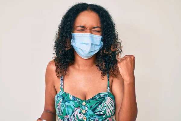 Νεαρή Αφροαμερικανή Γυναίκα Που Φοράει Ιατρική Μάσκα Γιορτάζει Έκπληκτος Και — Φωτογραφία Αρχείου