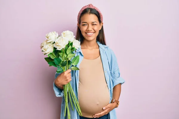 Mooie Latijns Amerikaanse Vrouw Verwacht Een Baby Met Bloemen Knipperen — Stockfoto