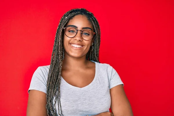 Молодая Африканская Американка Косичками Повседневной Одежде Очках Счастливое Лицо Улыбающееся — стоковое фото