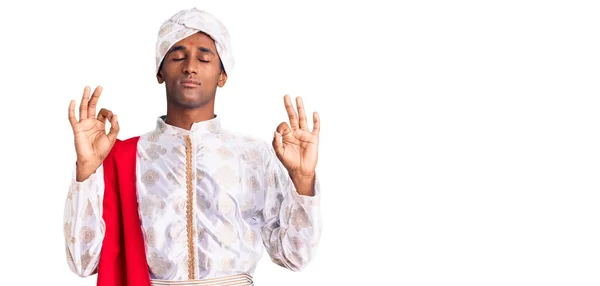 Geleneksel Sherwani Sari Elbiseleri Giyen Afrikalı Yakışıklı Adam Rahatlamış Parmaklarıyla — Stok fotoğraf