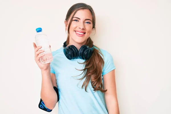 Schöne Junge Kaukasische Frau Sportbekleidung Die Eine Flasche Wasser Trinkt — Stockfoto