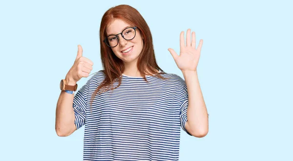 Молодая Женщина Читает Голову Повседневной Одежде Очках Показывая Показывая Пальцами — стоковое фото