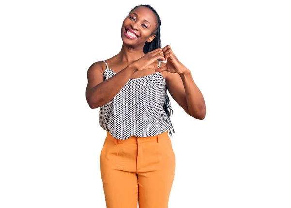 Jovem Afro Americana Vestindo Roupas Casuais Sorrindo Amor Fazendo Forma — Fotografia de Stock