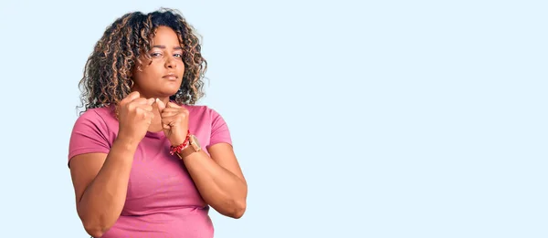Молода Афроамериканка Плюс Розмір Жінка Повсякденному Одязі Готова Боротися Жестом — стокове фото