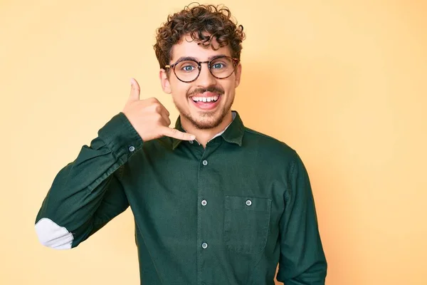 Young Caucasian Man Curly Hair Wearing Casual Clothes Glasses Smiling — Stock Photo, Image