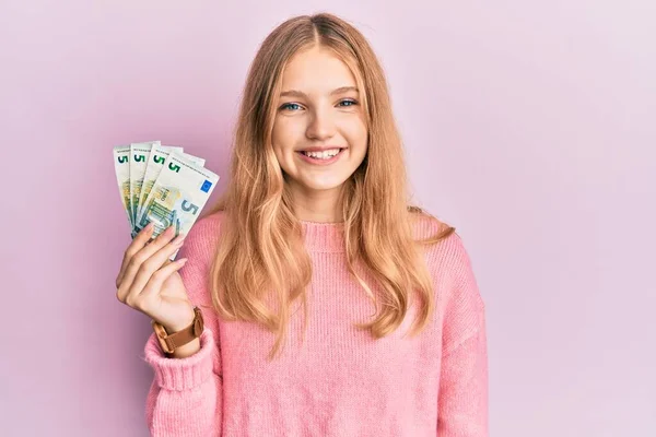 Hermosa Chica Caucásica Joven Sosteniendo Montón Billetes Euros Que Ven — Foto de Stock
