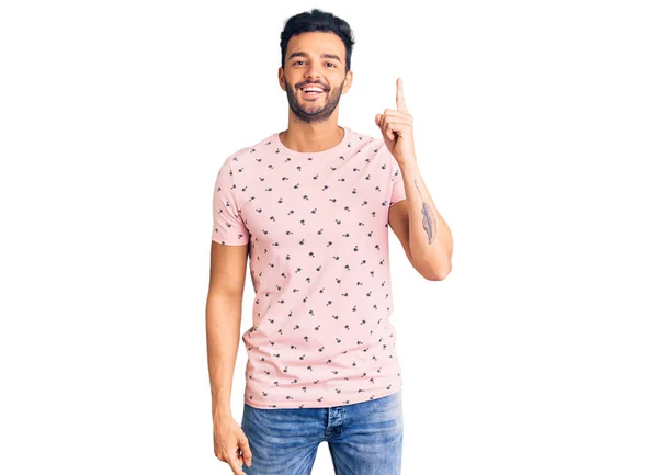 Joven Hombre Hispano Guapo Usando Ropa Casual Señalando Con Dedo — Foto de Stock