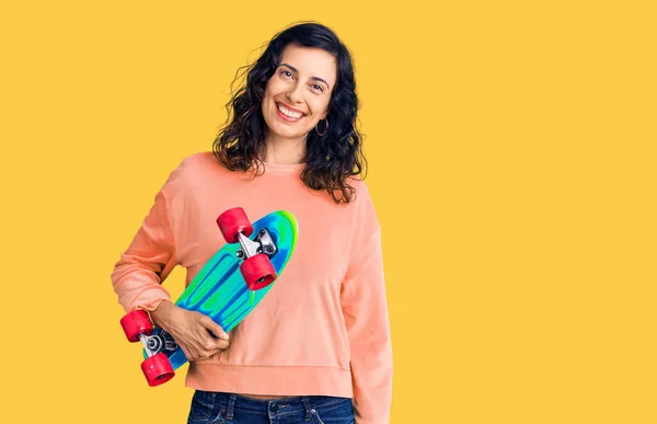 Jovem Bela Mulher Hispânica Segurando Skate Olhando Positivo Feliz Sorrindo — Fotografia de Stock