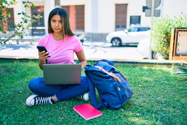 Молодая Студентка Улыбается Счастливой Используя Смартфон Ноутбук Университетском Городке — стоковое фото