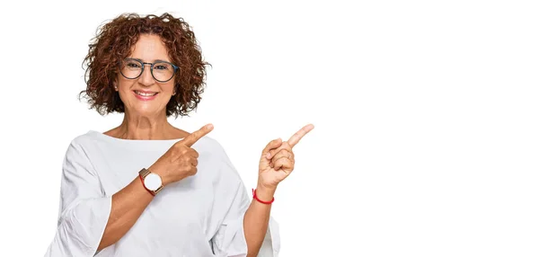 Beautiful Middle Age Mature Woman Wearing Casual Clothes Glasses Smiling — Stock Photo, Image