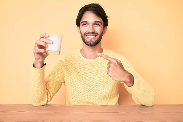Όμορφος Ισπανός Που Κρατάει Ένα Ποτήρι Γάλα Χαμογελώντας Χαρούμενος Δείχνοντας — Φωτογραφία Αρχείου