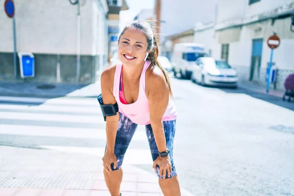 Şehirdeki Orta Yaşlı Sporcu Kadın Gülümseyerek Antrenman Yapıyor — Stok fotoğraf