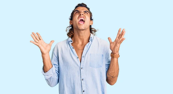 Young Hispanic Man Wearing Summer Style Crazy Mad Shouting Yelling — Stock Photo, Image