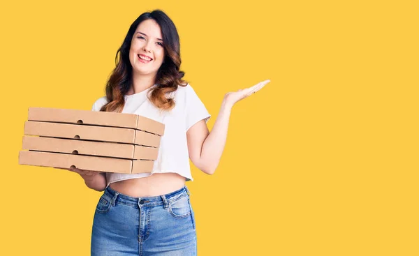 Vacker Ung Brunett Kvinna Som Håller Leverans Pizza Box Firar — Stockfoto