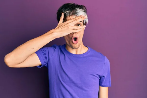 Jovem Hispânico Vestindo Roupas Casuais Espreitando Choque Cobrindo Rosto Olhos — Fotografia de Stock