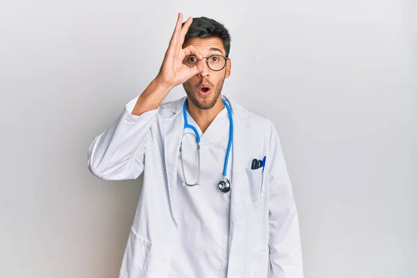 Homem Bonito Jovem Vestindo Uniforme Médico Estetoscópio Fazendo Gesto Chocado — Fotografia de Stock