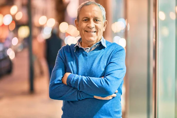 Hombre Mayor Pelo Gris Con Los Brazos Cruzados Sonriendo Feliz —  Fotos de Stock