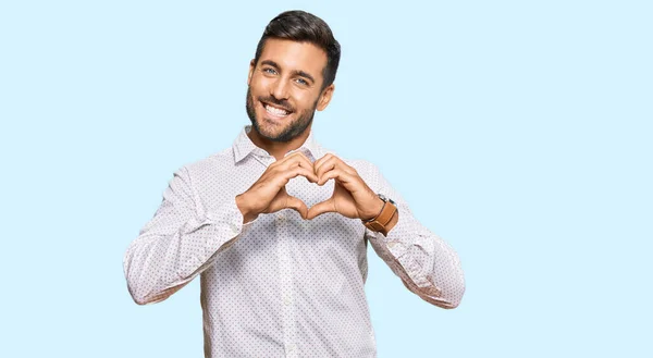 Bonito Homem Hispânico Vestindo Roupas Negócios Sorrindo Amor Mostrando Símbolo — Fotografia de Stock