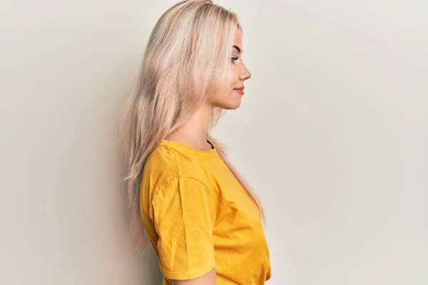 Mooi Kaukasisch Blond Meisje Dragen Casual Tshirt Zoek Naar Kant — Stockfoto