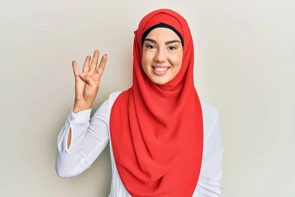 Mladá Krásná Hispánská Dívka Nosí Tradiční Islámský Hidžáb Šátek Ukazující — Stock fotografie