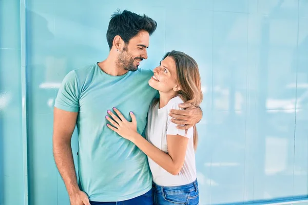 Casal Jovem Namorado Namorada Juntos Abraçando Amor — Fotografia de Stock