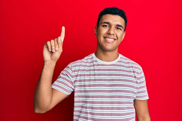 Ung Arab Man Bär Casual Kläder Ler Med Idé Eller — Stockfoto