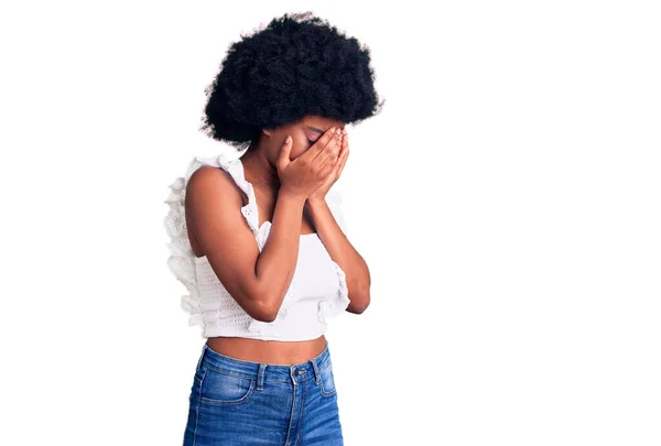 Ung Afrikansk Amerikansk Kvinna Klädd Vardagskläder Med Sorgligt Uttryck Som — Stockfoto