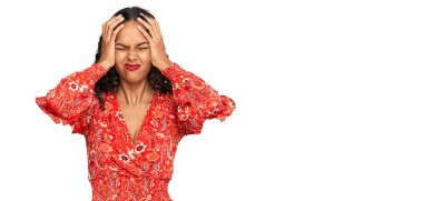 Yazlık elbise giyen genç Afro-Amerikalı kız baş ağrısı çekiyor. Acı ve migren yüzünden çaresiz ve stresli. Eller başının üstünde.. 