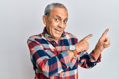 Gri saçlı, sıradan kıyafetler giyen, el ele tutuşup bağıran yakışıklı bir adam. iletişim konsepti. 