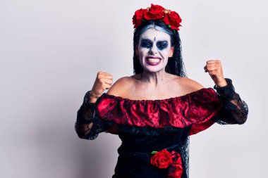 Meksika 'da ölü makyajlı genç bir kadın kızgın ve kızgın yumruklar sallıyor öfkeyle bağırırken sinirli ve öfkeli. öfke ve agresif konsept. 