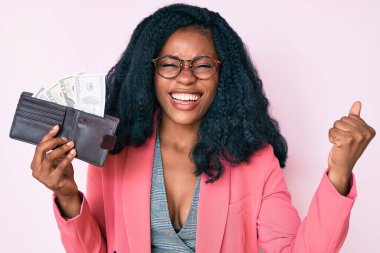 Dolarlarla dolu cüzdanı olan güzel Afrikalı bir kadın gururla bağırıyor, zaferi kutluyor ve kollarını kaldırarak başarıyı kutluyor. 