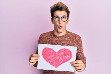 Kalbi olan yakışıklı beyaz adam balık suratlı ve şaşı gözlü, çılgın ve komik bakışlı.. 