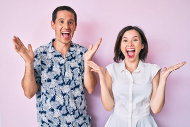 Güzel bir çift gündelik giysiler giyip çılgınlığı kutluyor ve başardıkları için hayrete düşüyorlar. Kolları açık, gözleri açık, heyecanlı çığlıklar atıyorlar. Kazanan konsept 