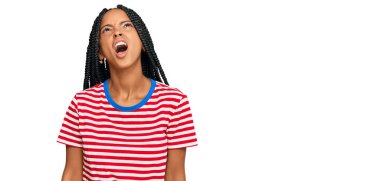 Güzel İspanyol kadın, günlük kıyafetler giyiyor kızgın ve kızgın bağırıyor sinirli ve öfkeli, öfkeyle bağırıyor. öfke ve agresif konsept. 