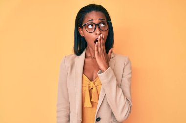 Genç Afro-Amerikan kadın iş kıyafetleri giymekten sıkıldı. Ağzı eliyle kapatmaktan sıkıldı. Huzursuz ve uykulu.. 