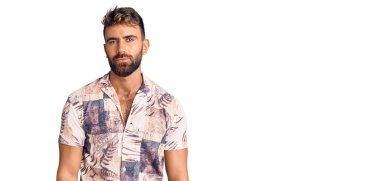 Yazlık kıyafetler giyen genç İspanyol adam üzgün ve endişeli, sinirli ve korkmuş. hüzünlü ifade. 