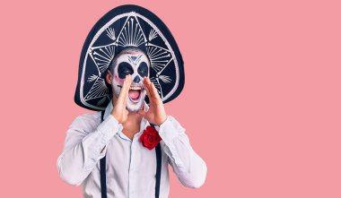 Arka planda ölü kostümü giymiş bir adam elleri ağızda bağırarak bağırıyor. 