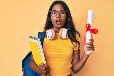 Sırt çantası takan, diploması olmayan, kafası karışık bir Hintli genç kız. şüphe kavramı. 