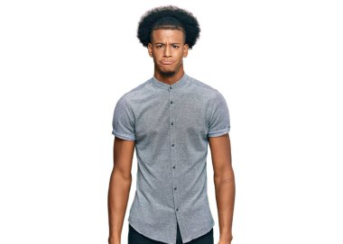 Afro saçlı, depresif giyinmiş, üzgün ve korkmuş bir şekilde ağlayan Afrikalı Amerikalı bir adam. hüzünlü ifade. 