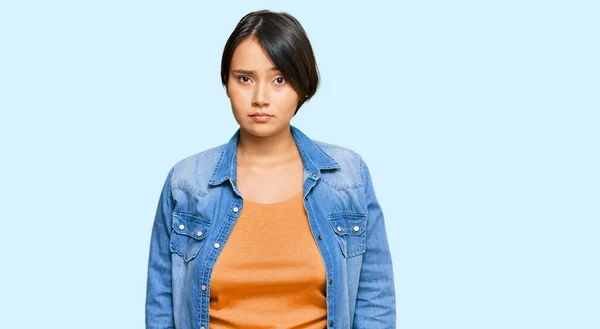 Junge Schöne Hispanische Frau Mit Kurzen Haaren Trägt Lässige Jeansjacke — Stockfoto