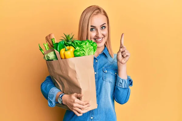 Vacker Kaukasisk Kvinna Som Håller Papperspåse Med Bröd Och Matvaror — Stockfoto